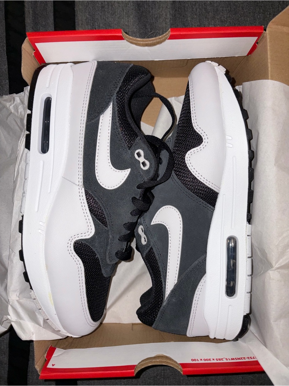 Nike Black & White Low-Top Sneakers Men’s-size 7
